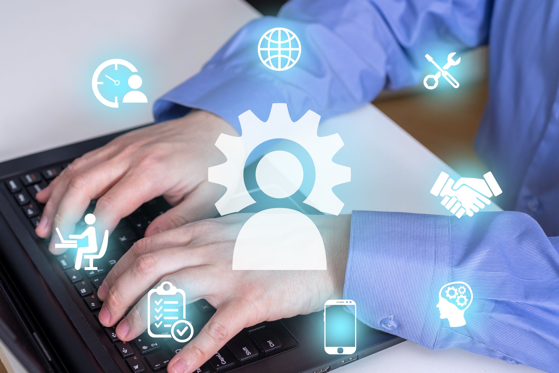 Programador de codificación en el ordenador. Día del Administrador del Sistema.