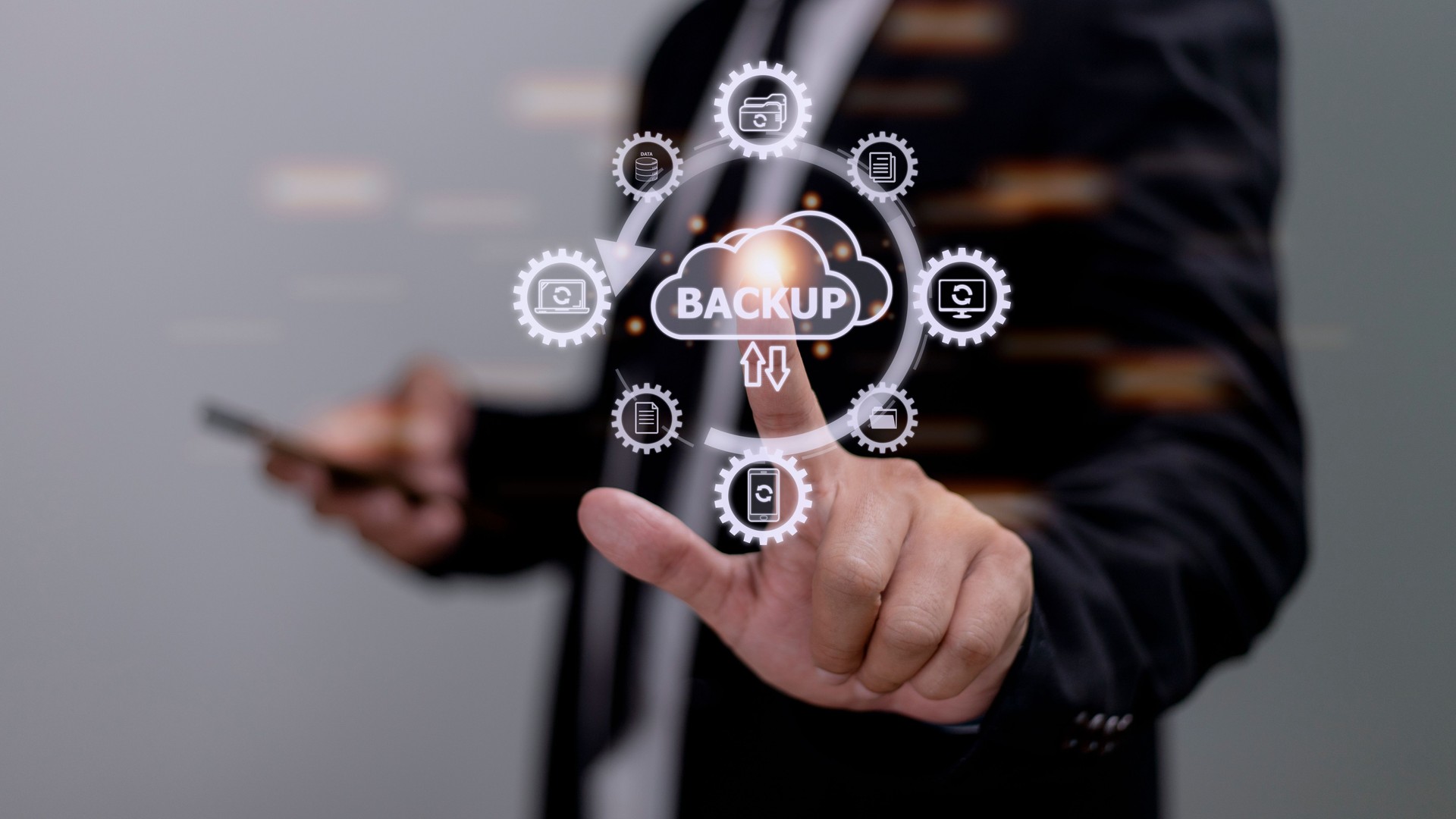 Archivos de copia de seguridad y datos en Internet con tecnología de almacenamiento en la nube que sincronizan todos los dispositivos y ordenadores en línea con conexión de red, protección contra pérdidas, concepto de icono de pantalla táctil de pers